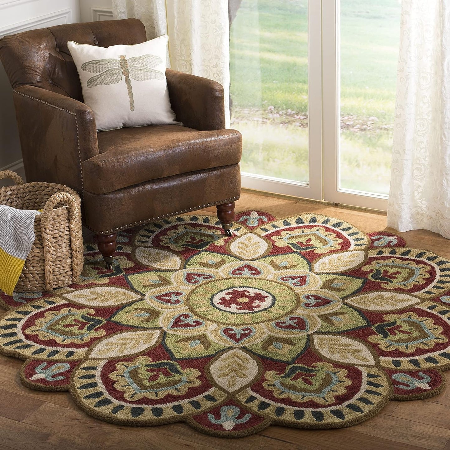SAFAVIEH Novelty Collection Area Rug - 9' Round, Red & Taupe, Handmade Boho Floral Rustic Country Wool, Ideal for High Traffic Areas in Living Room, Bedroom (NOV604Q)